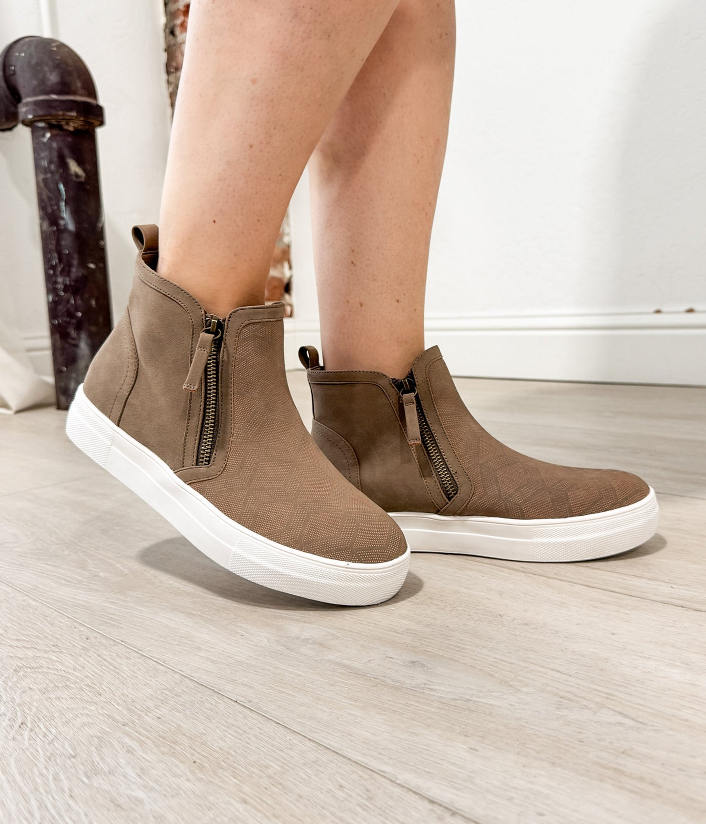 Tina Sneakers in Taupe